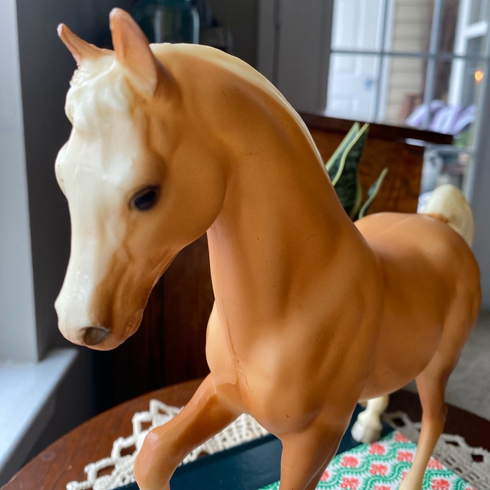 Beyer Elegant palomino Horse Figurine EUC